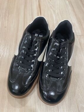 Dolce Vita Brand New Black and White Women’s Low-Top Casual Sneakers